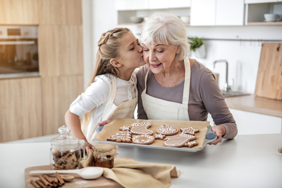 Oma und Enkelkind backen gemeinsam Lebkuchen.